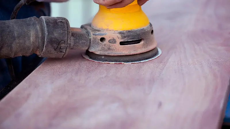 صاف‌کاری و سمباده‌کشی پس از برش چوب